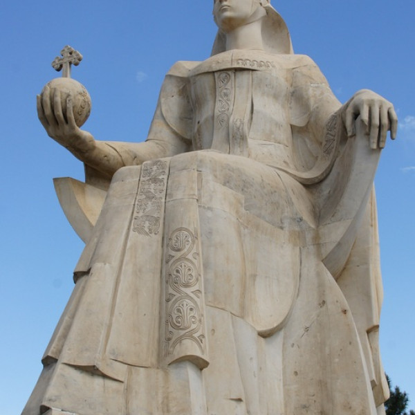 Памятник царице Тамаре