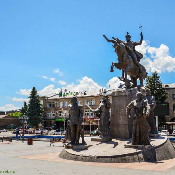 Памятник Вардану Мамиконяну