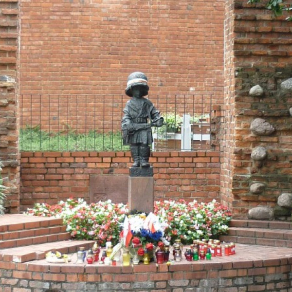 Памятник юному повстанцу