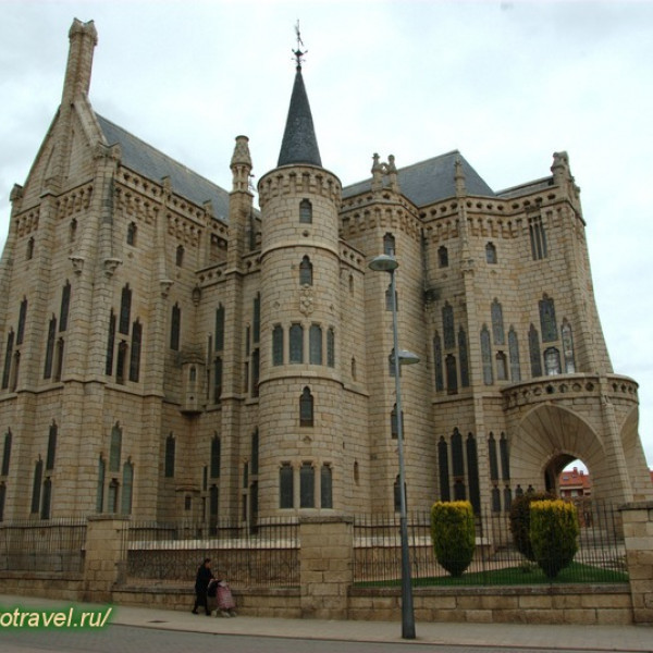 Епископский дворец в Асторге/Palacio Episcopal de Astorga