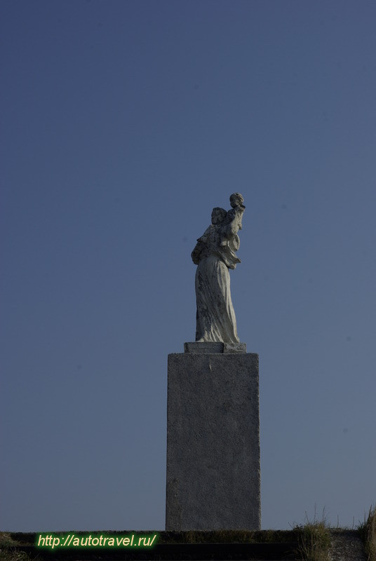 Памятник жене моряка