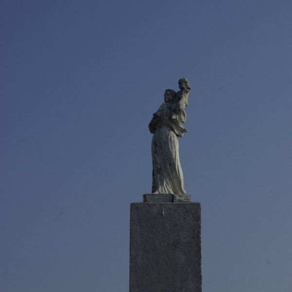 Памятник жене моряка