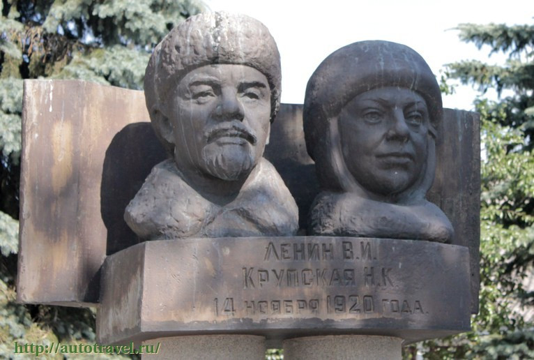 Памятник В.И. Ленину и Н.К. Крупской