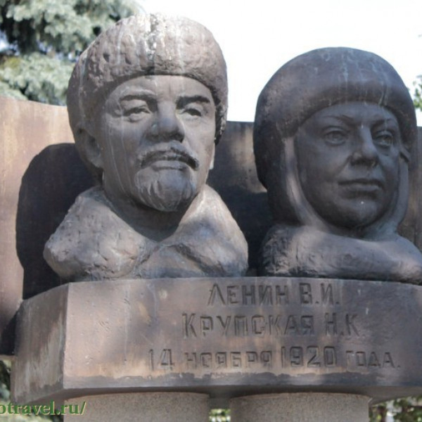 Памятник В.И. Ленину и Н.К. Крупской
