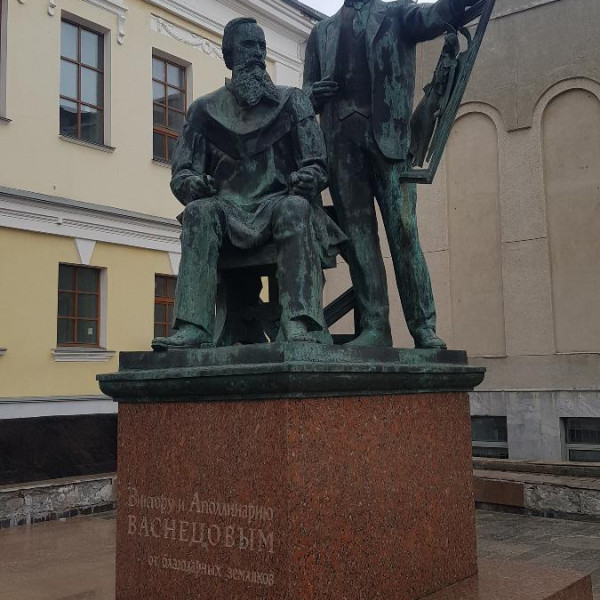 Памятник Виктору и Апполинарию Васнецовым