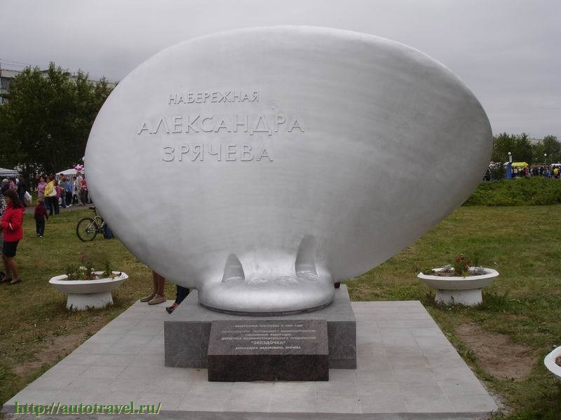 Набережная и памятник А.Ф. Зрячеву на о.Ягры