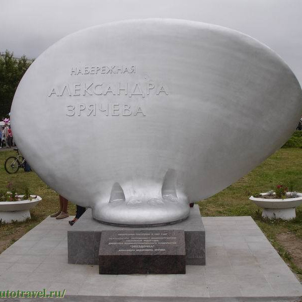 Набережная и памятник А.Ф. Зрячеву на о.Ягры