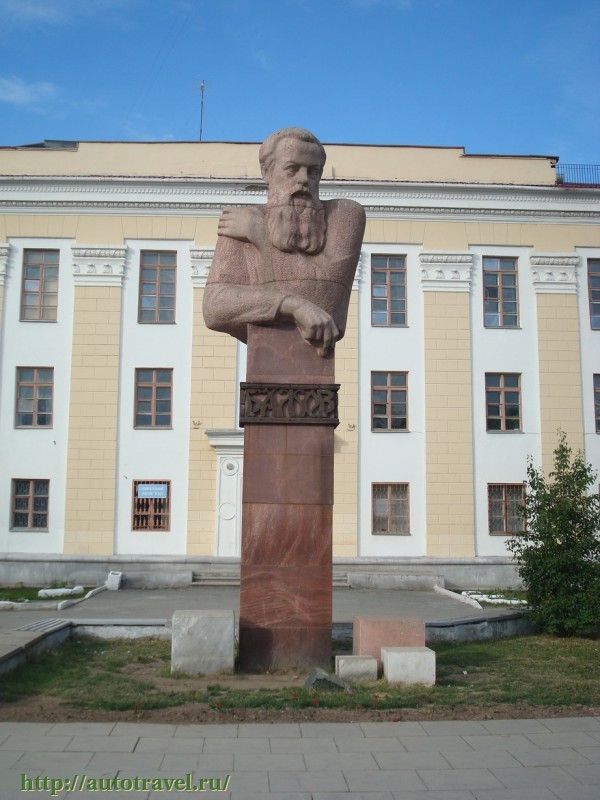 Памятник Бажову (Полевской)