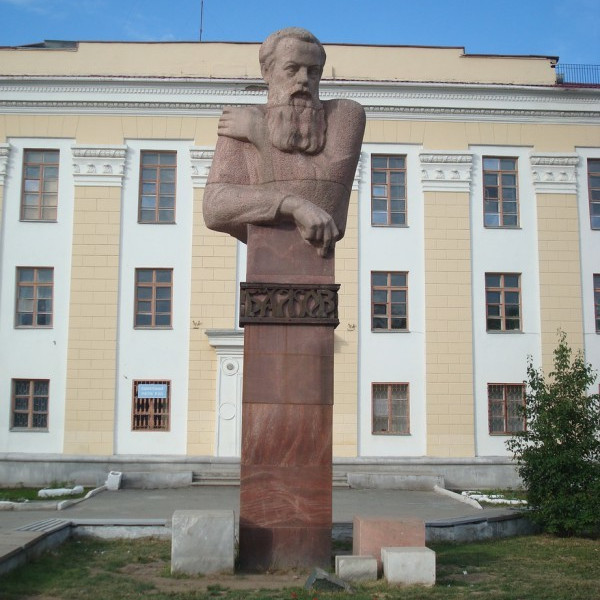 Памятник Бажову (Полевской)