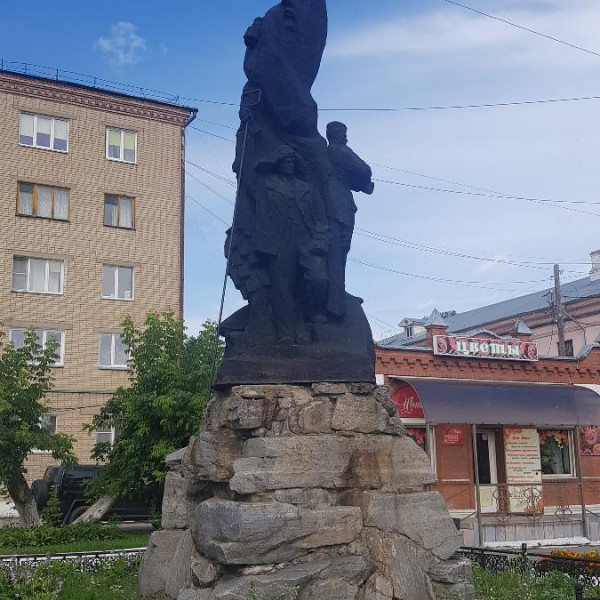 Памятник труженикам тыла и воинам Урала (Касли)