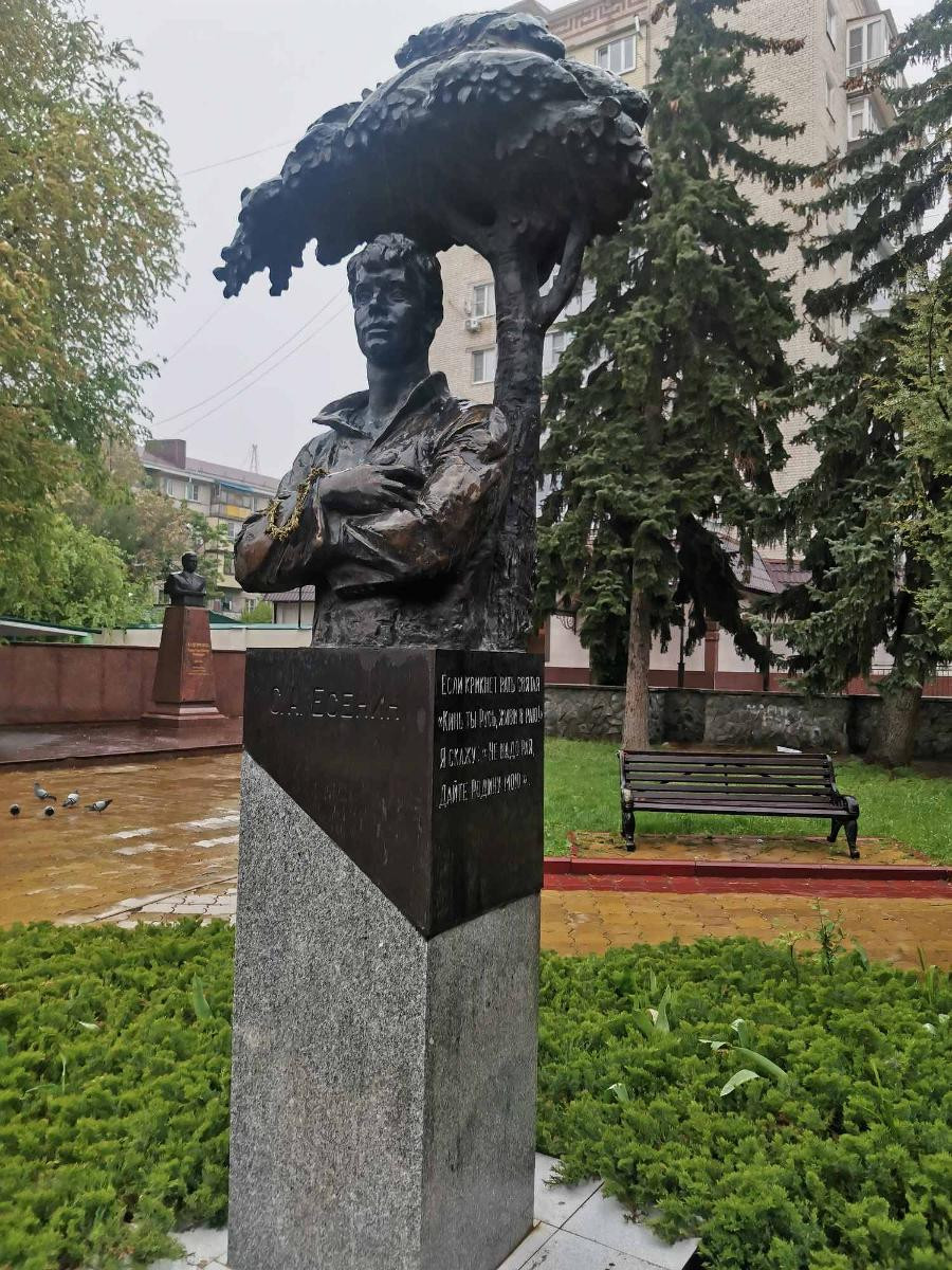 Памятник Сергею Есенину (Черкесск)