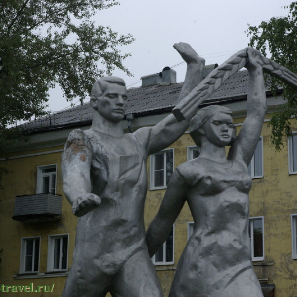 Памятник "Рабочий и колхозница" (Слободской)