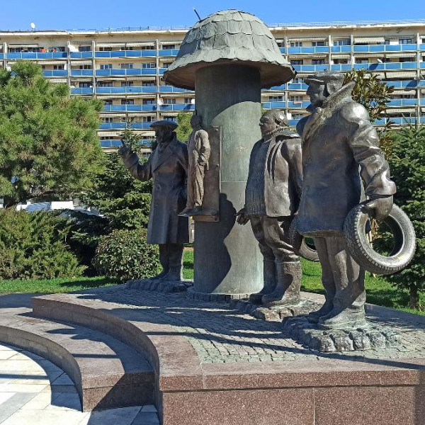 Памятник Георгию Данелия и героям фильма "Мимино" 