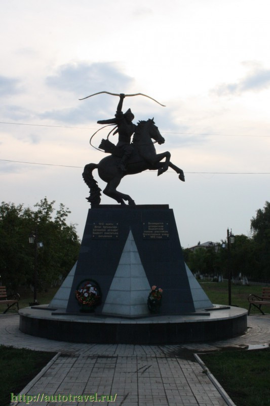 Памятник легендарным башкирским полкам-участникам Отечествен
