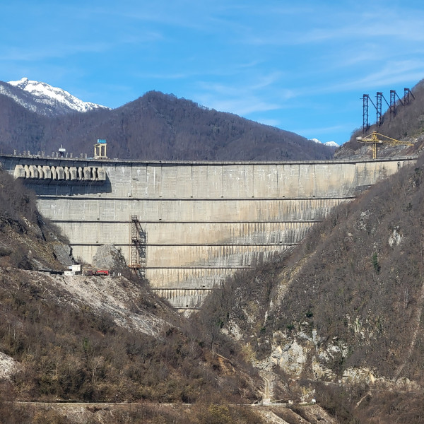 Плотина Ингури